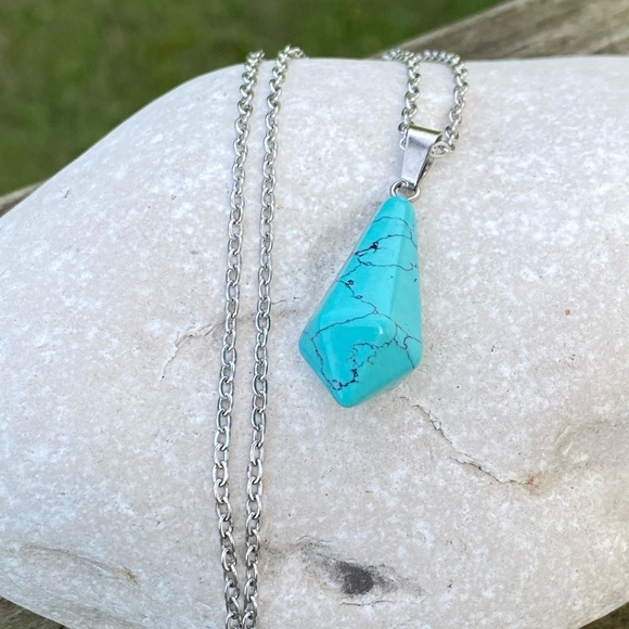 Turquoise Howlite Natural Gemstone hexagon pendulum necklace - Picture 5 of 7